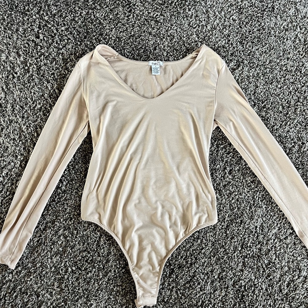 Rue21 Cream Long Sleeve Bodysuit V-Neck
